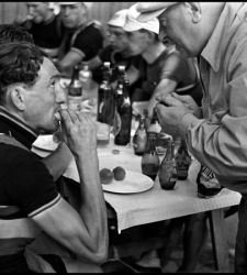 Il ciclismo raccontato dai grandi della fotografia. Una mostra in Val di Sole 