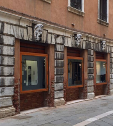 Venezia, gli artisti accendono le vetrine di piazza San Marco