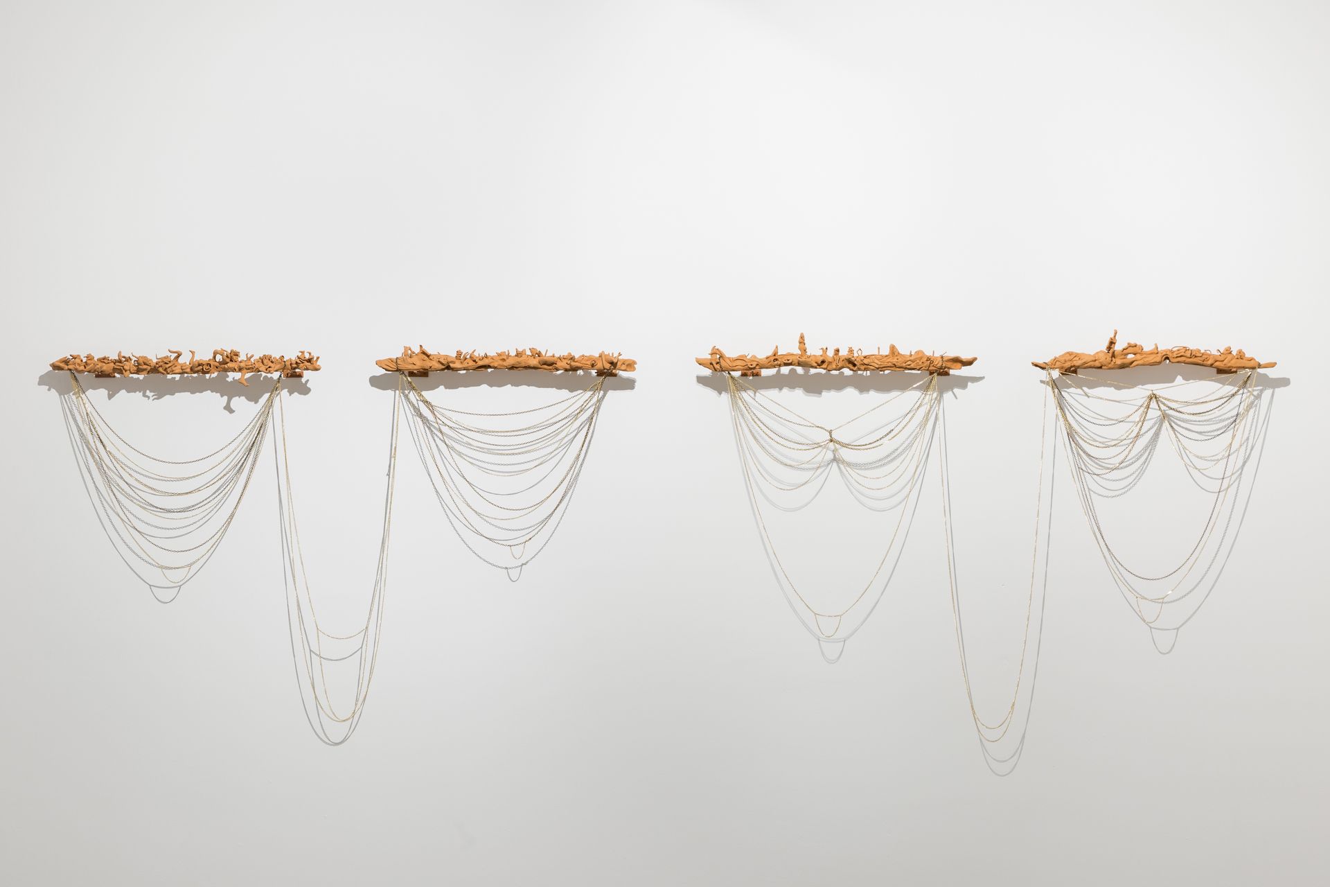 Benni Bosetto, Quattro bastioni (rococò parade) (2018; terracotta e catenelle in metallo, dimensioni variabili; Termoli, MACTE)
