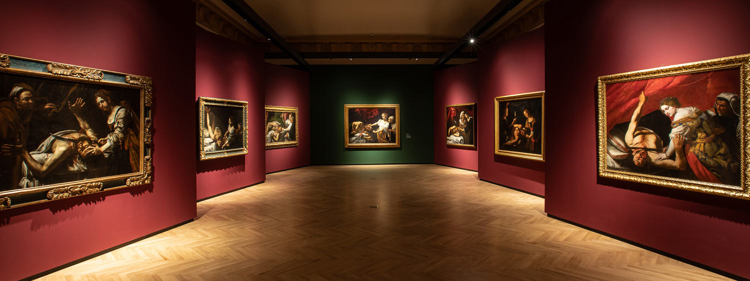 Sala della mostra Caravaggio e Artemisia. La sfida di Giuditta. Foto di Alberto Novelli
 Sala della mostra Caravaggio e Artemisia. La sfida di Giuditta. Foto di Alberto Novelli