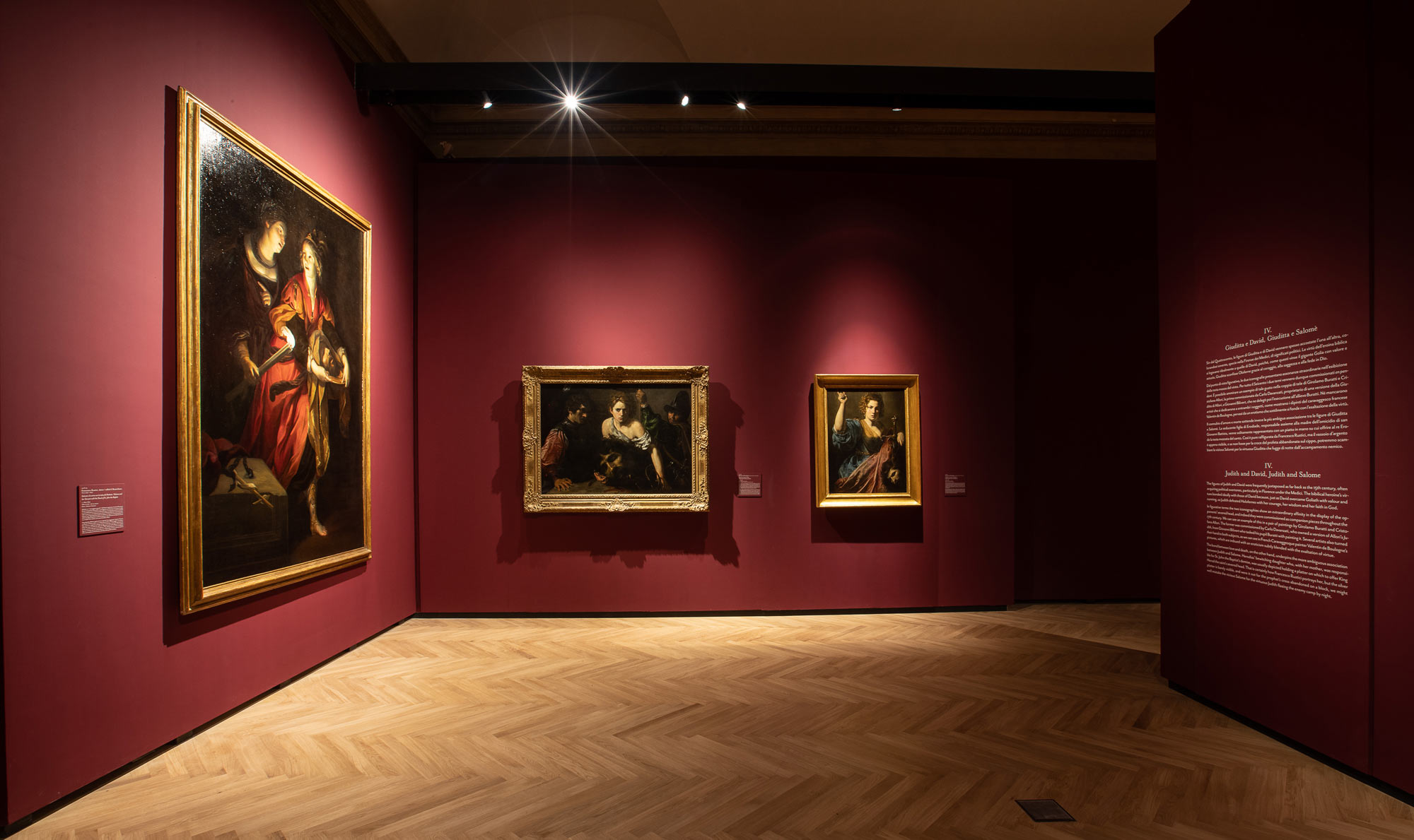 Sala della mostra Caravaggio e Artemisia. La sfida di Giuditta. Foto di Alberto Novelli
 Sala della mostra Caravaggio e Artemisia. La sfida di Giuditta. Foto di Alberto Novelli