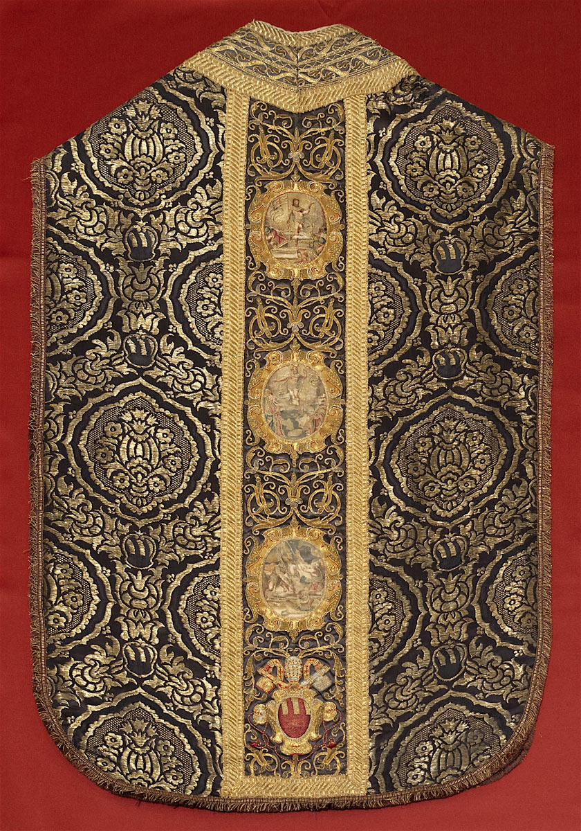 Andrea Benedetti, Pianeta in seta viola broccata (1622; ricami dal corredo papale di Gregorio XV Ludovisi; Bologna, Museo del Tesoro della cattedrale di San Pietro)
