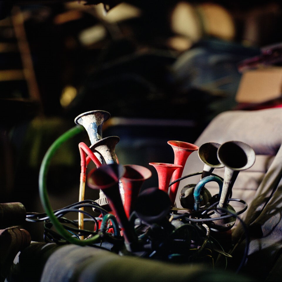 Jacquie Maria Wessels, Garage Still #03/2015,Amsterdam (2015; stampa analogica, 120 x 120 cm)
