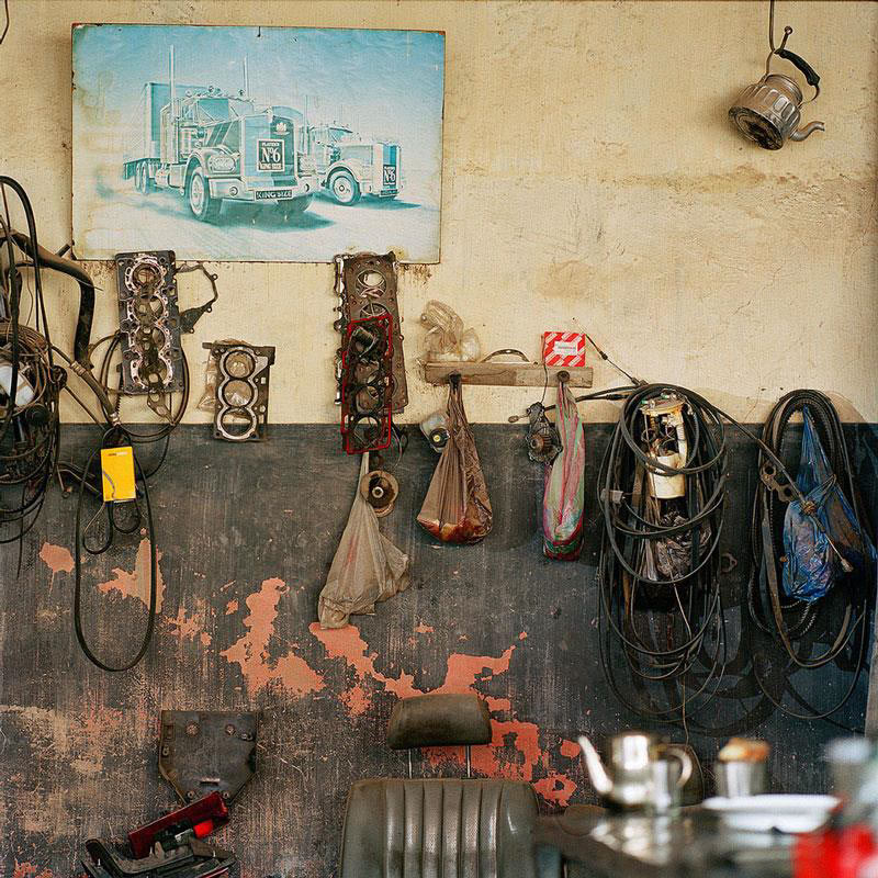 Jacquie Maria Wessels, Garage Still #03.2/2016, Marrakech (2016; stampa analogica, 120 x 120 cm)
