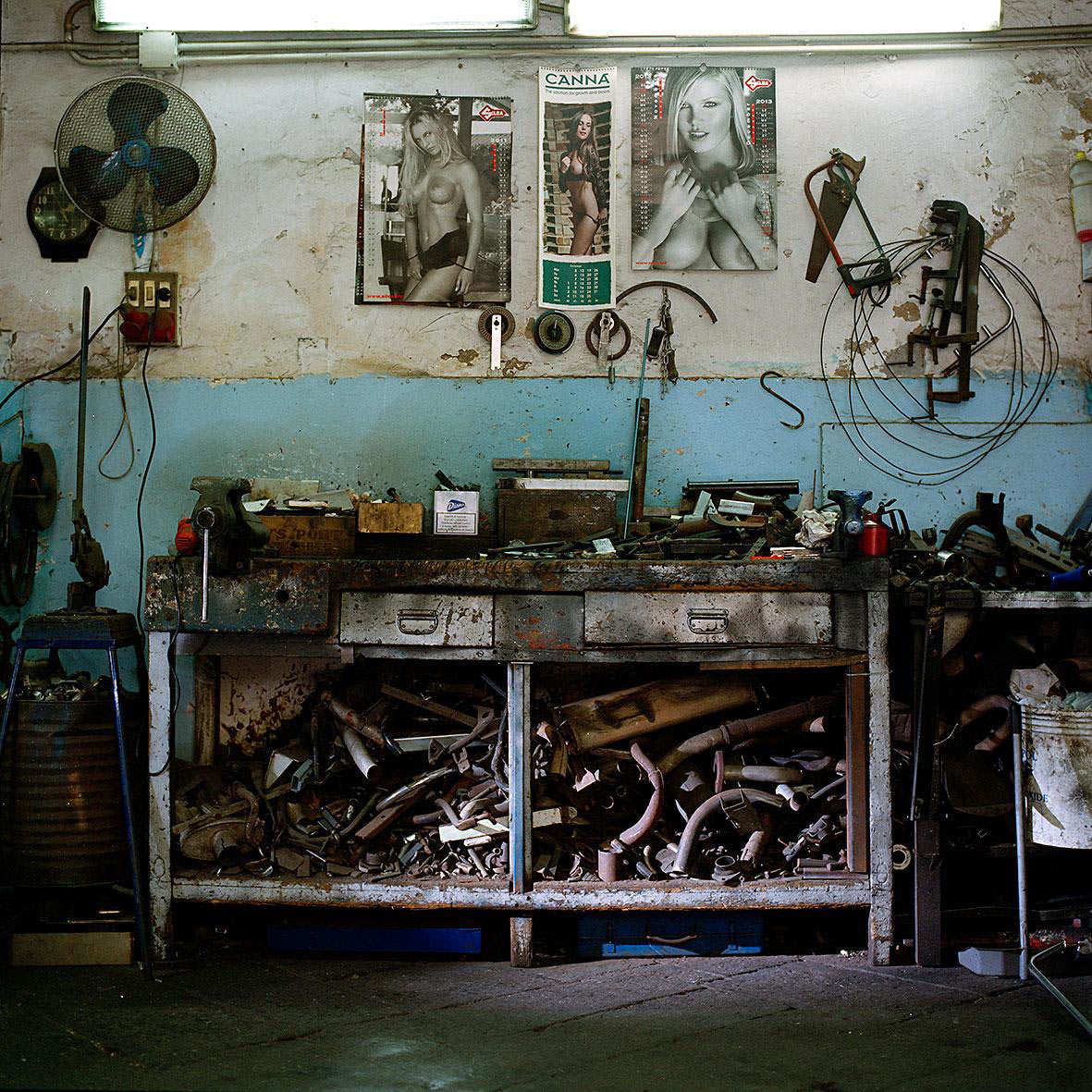 Jacquie Maria Wessels, Garage Still #05.2/2016, Napoli (2016; stampa analogica, 120 x 120 cm)
