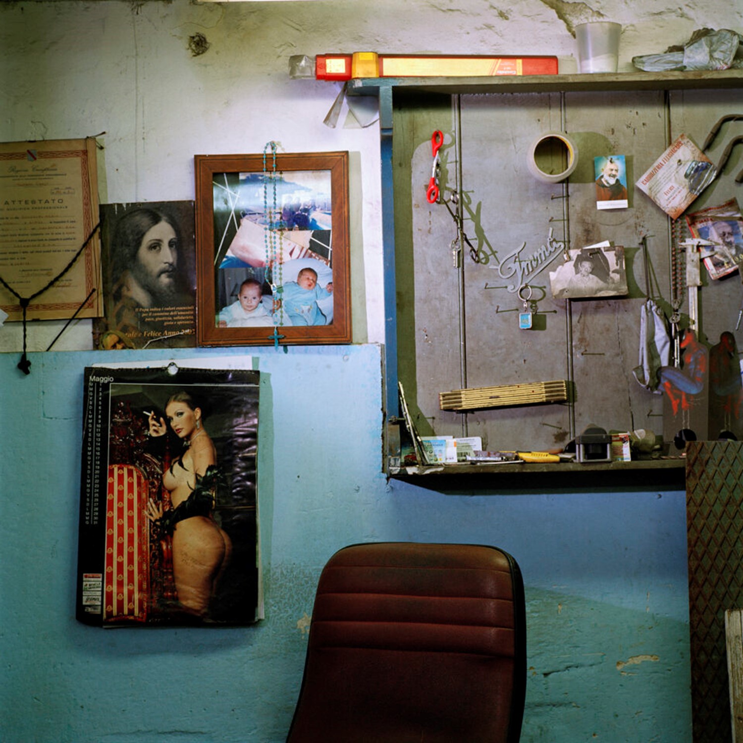 Jacquie Maria Wessels, Garage Still #05/2016, Napoli (2016; stampa analogica, 120 x 120 cm)
