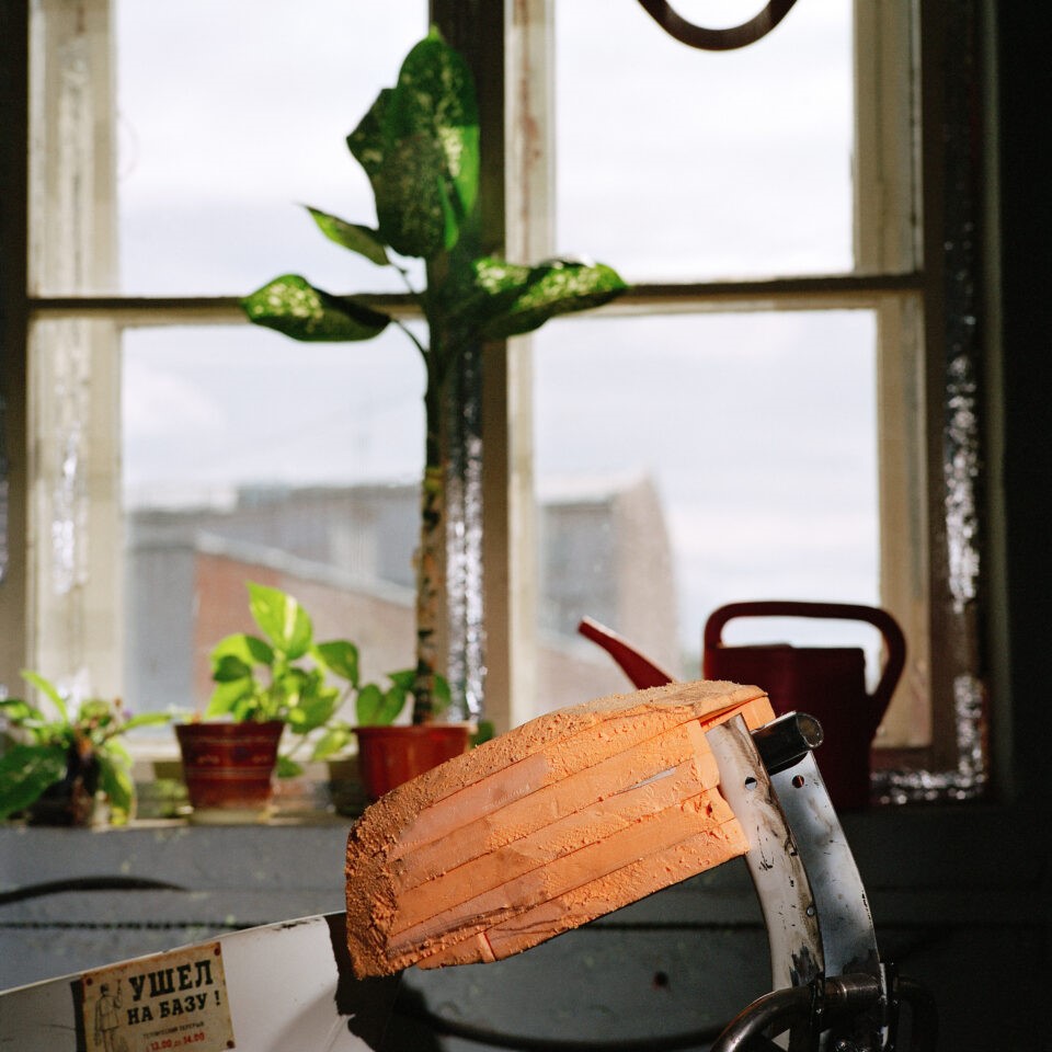 Jacquie Maria Wessels, Garage Still#08/2016, St. Petersburg (2016; stampa analogica, 120 x 120 cm)
