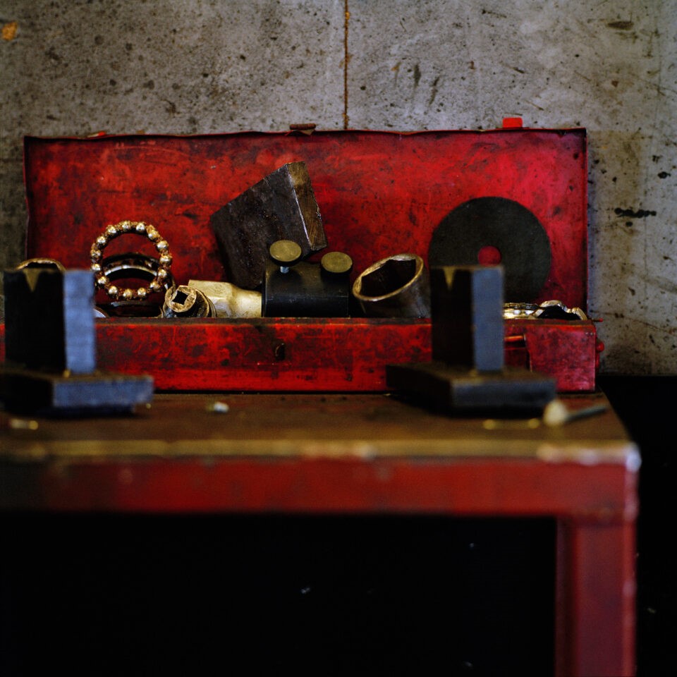 Jacquie Maria Wessels, Garage Still #10/2014, Amsterdam (2014; stampa analogica, 120 x 120 cm)
