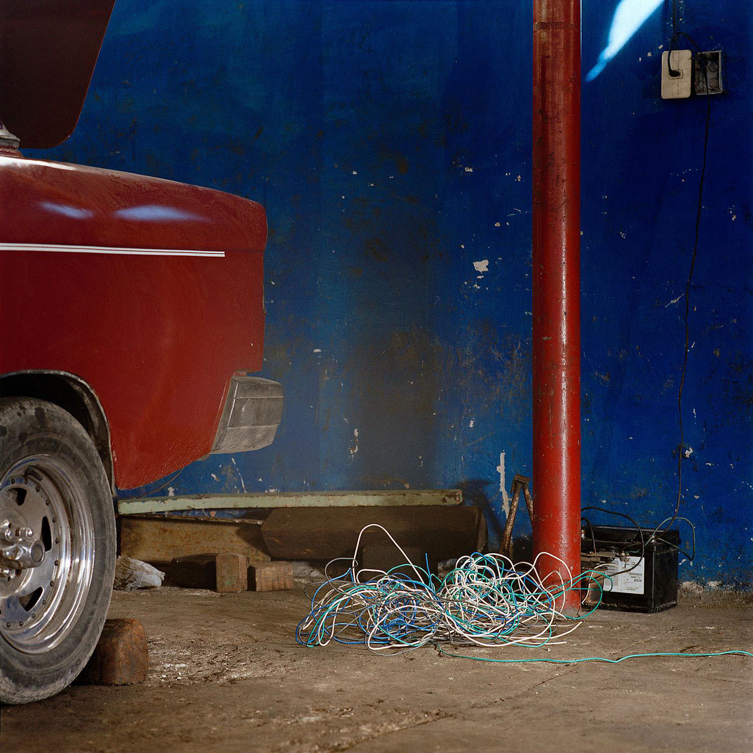 Jacquie Maria Wessels, Garage Still #012.4/2015, Havana (2015; stampa analogica, 120 x 120 cm)
