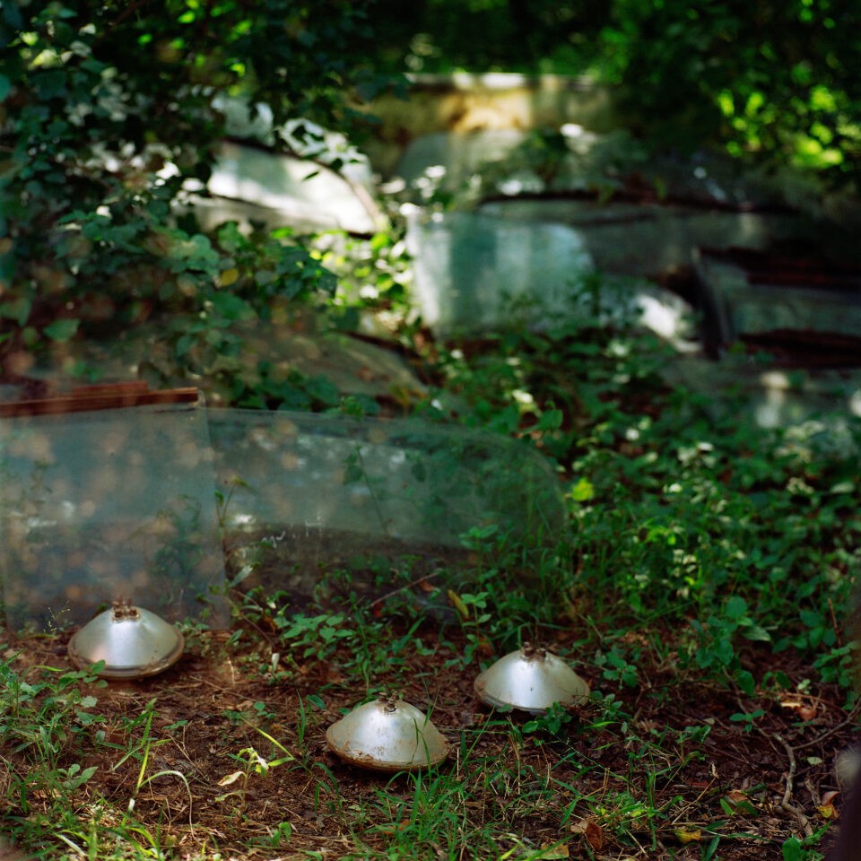 Jacquie Maria Wessels, Garage Still #12.2/2017, Sri Lanka (2017; stampa analogica, 120 x 120 cm)
