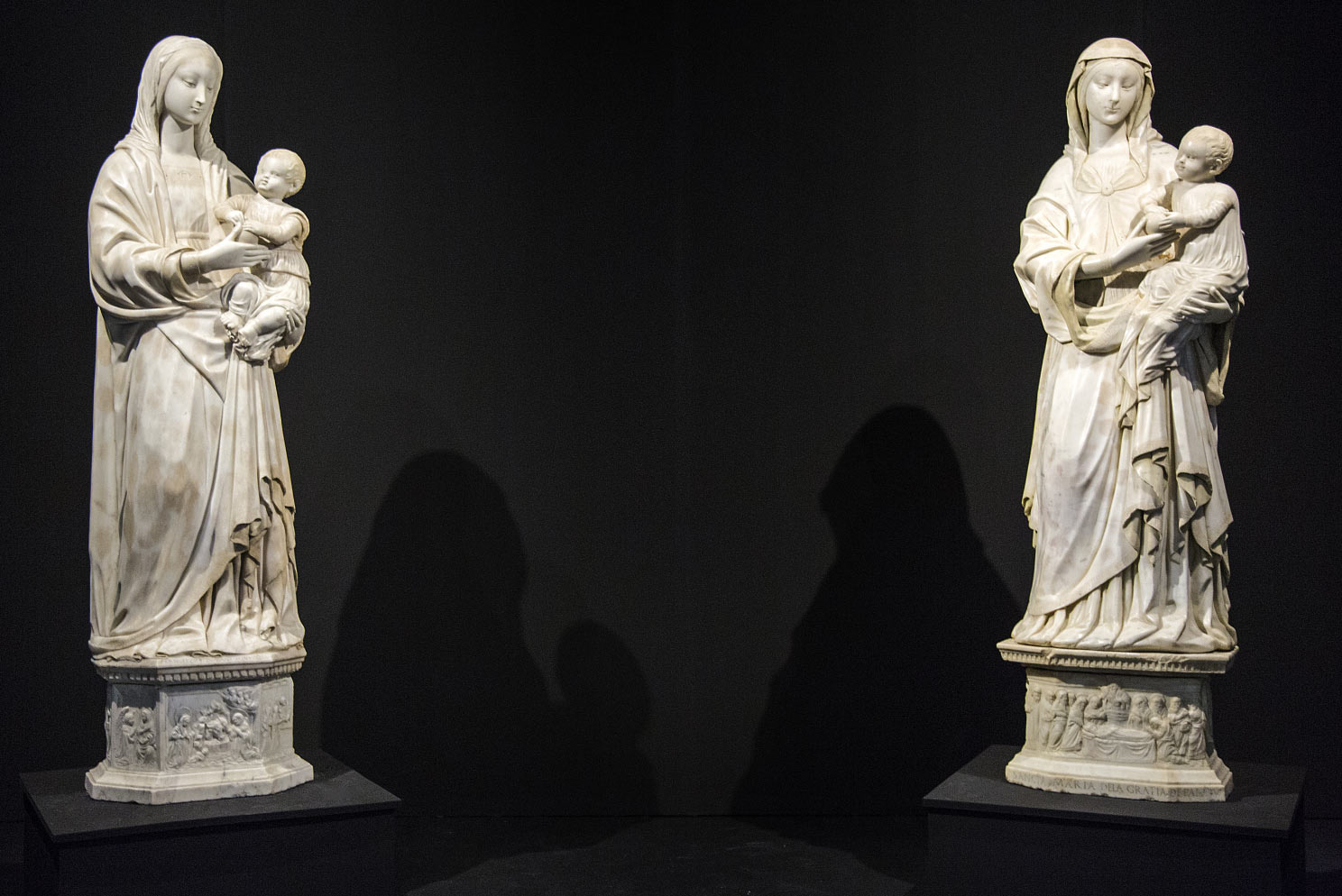 A sinistra: Francesco Laurana, Madonna della Neve (1471; marmo; Noto, Santissimo Crocifisso). A destra: Francesco Laurana, Madonna della Grazia (1472-1474; marmo; Palazzolo Acreide, Chiesa dell'Immacolata)
