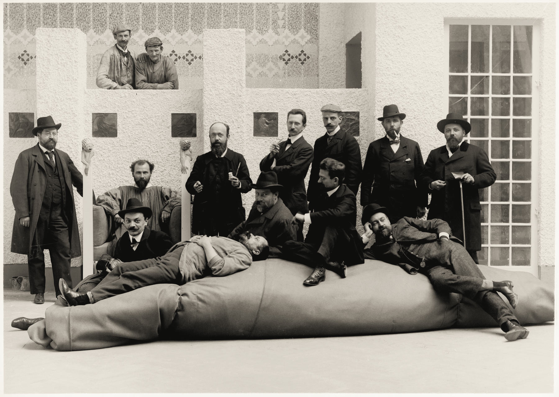 Moriz Nähr, Gustav Klimt con gli artisti partecipanti alla XIV Mostra della Secessione (1902; stampa alla gelatina d’argento, 13,9 × 19,8 cm; Vienna, Klimt Foundation, inv. S306)
