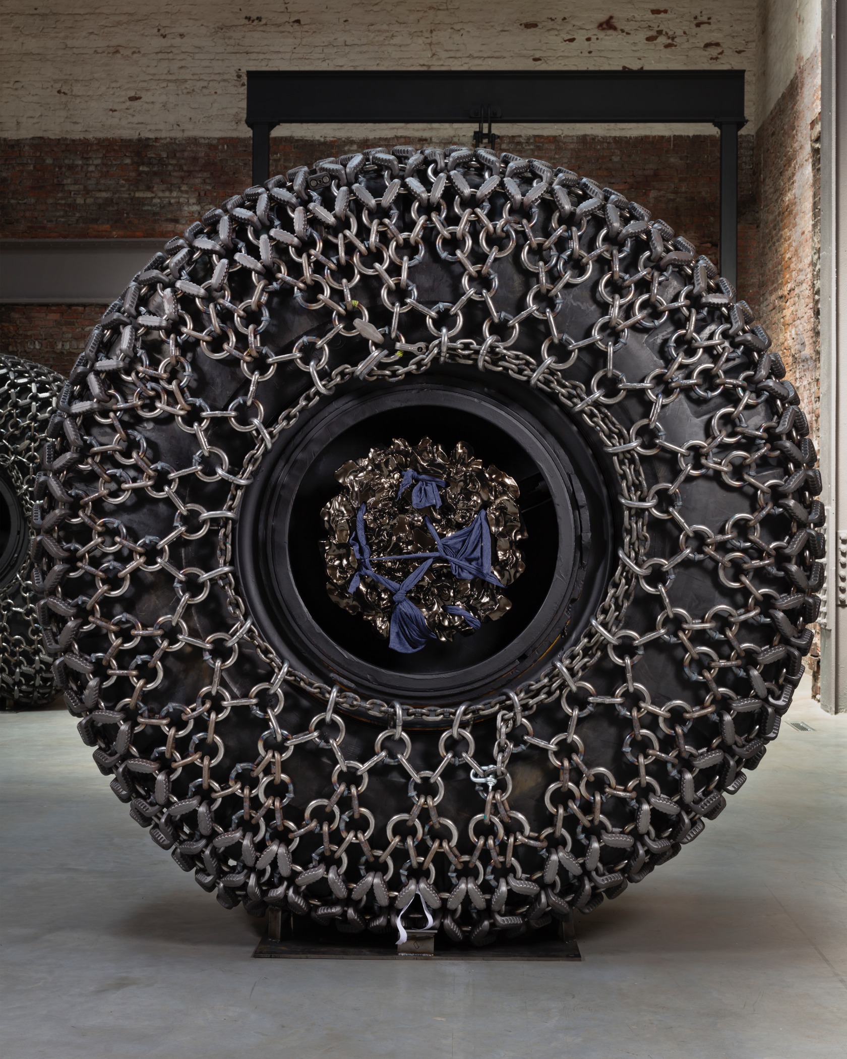 Arthur Jafa, Big Wheel III (2018; pneumatico, catene, cerchio, coprimozzo e tessuto di cotone, 231,14 x 231,14 x 93,98 cm; Buffalo, Albright-Knox Art Gallery)
 Arthur Jafa, Big Wheel III (2018; pneumatico, catene, cerchio, coprimozzo e tessuto di cotone, 231,14 x 231,14 x 93,98 cm; Buffalo, Albright-Knox Art Gallery)