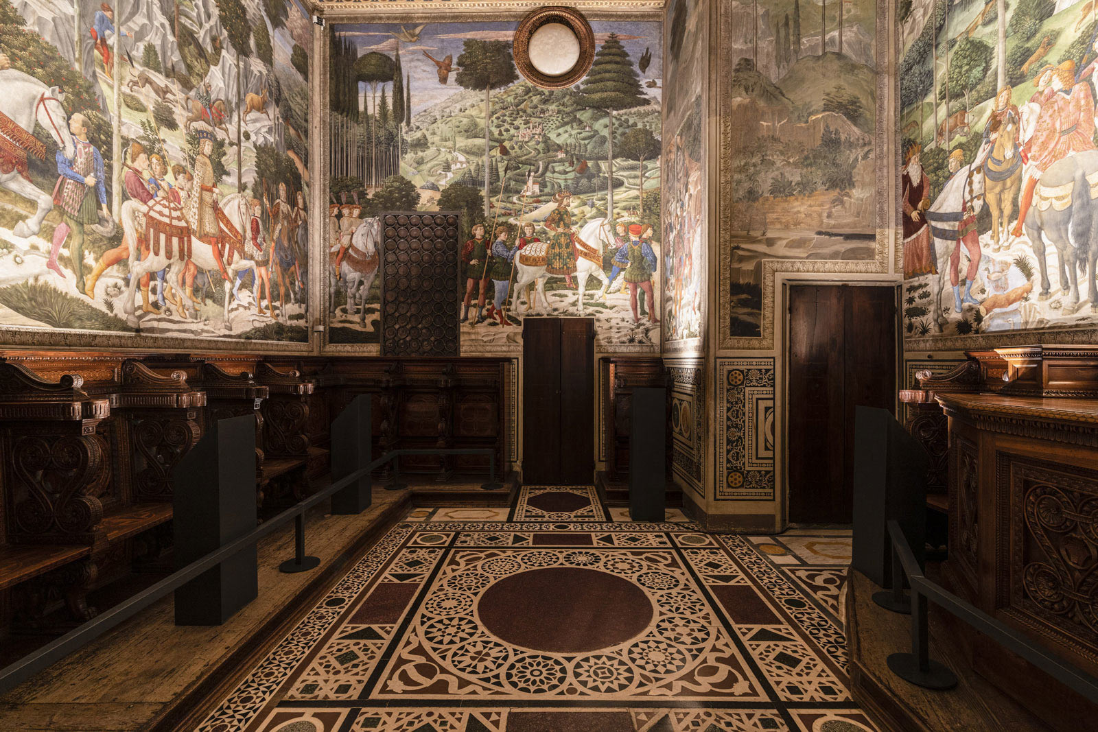 The Chapel of the Magi frescoed by Benozzo Gozzoli, view toward the south wall. Photo: Linea Light Group