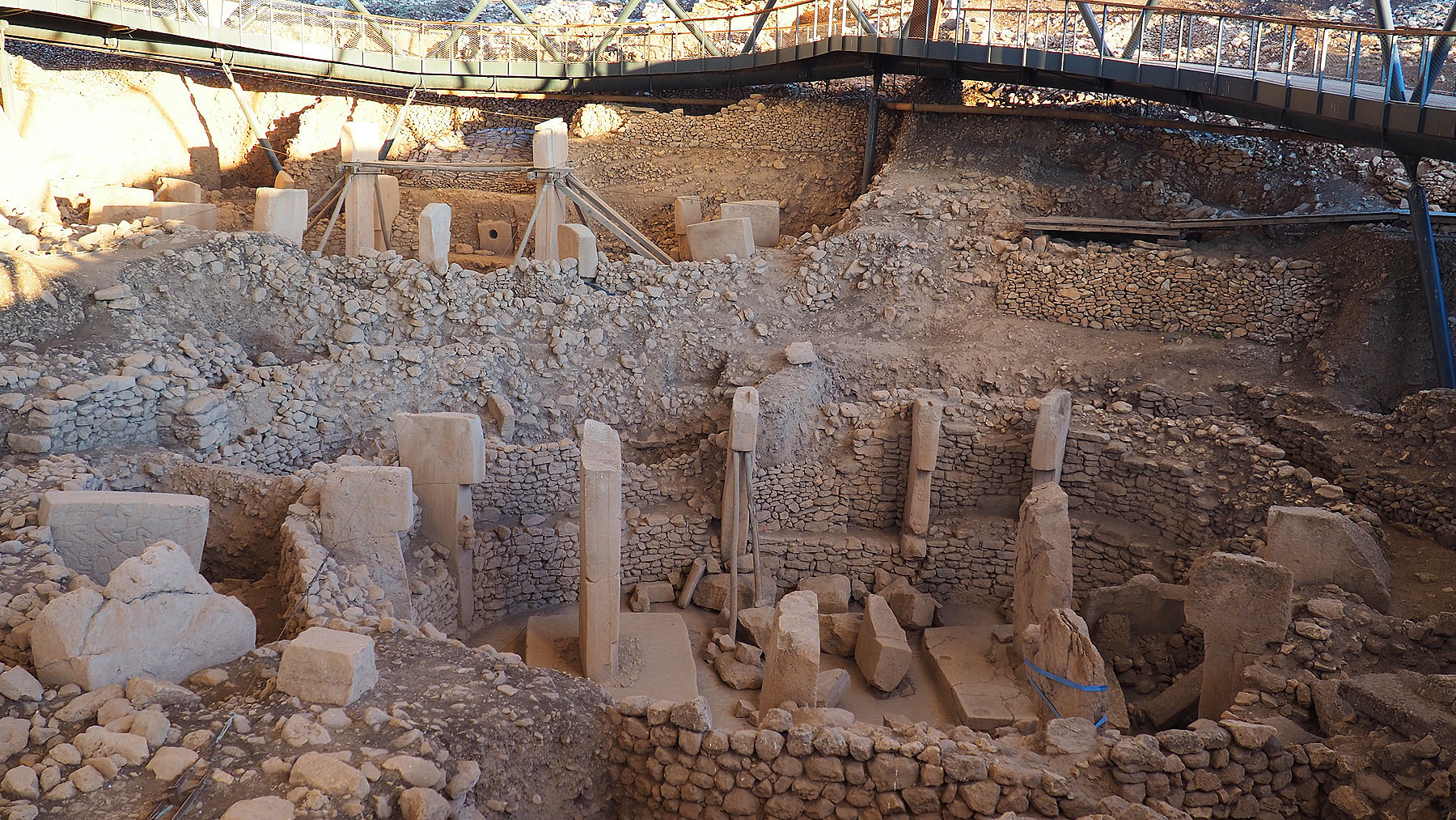 GÃ¶bekli Tepe: strutture C e D (in fondo) osservate da sud. Foto di Michela Bassanello
