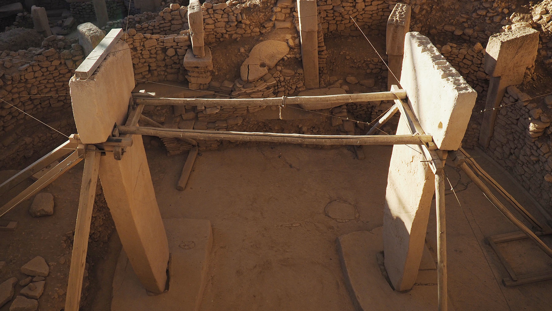 GÃ¶bekli Tepe: i pilastri a T centrali nella struttura D, i maggiori del sito per dimensioni. Foto di Michela Bassanello
