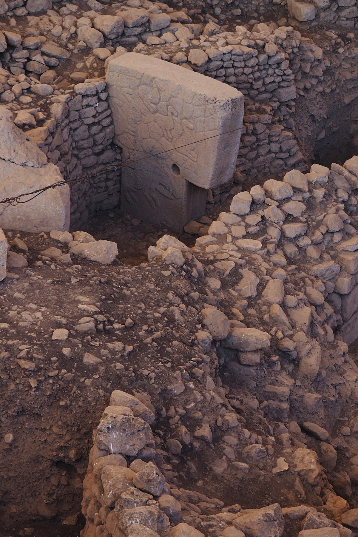 GÃ¶bekli Tepe: piccolo pilastro con bassorilievi nella struttura. Foto di Michela Bassanello
