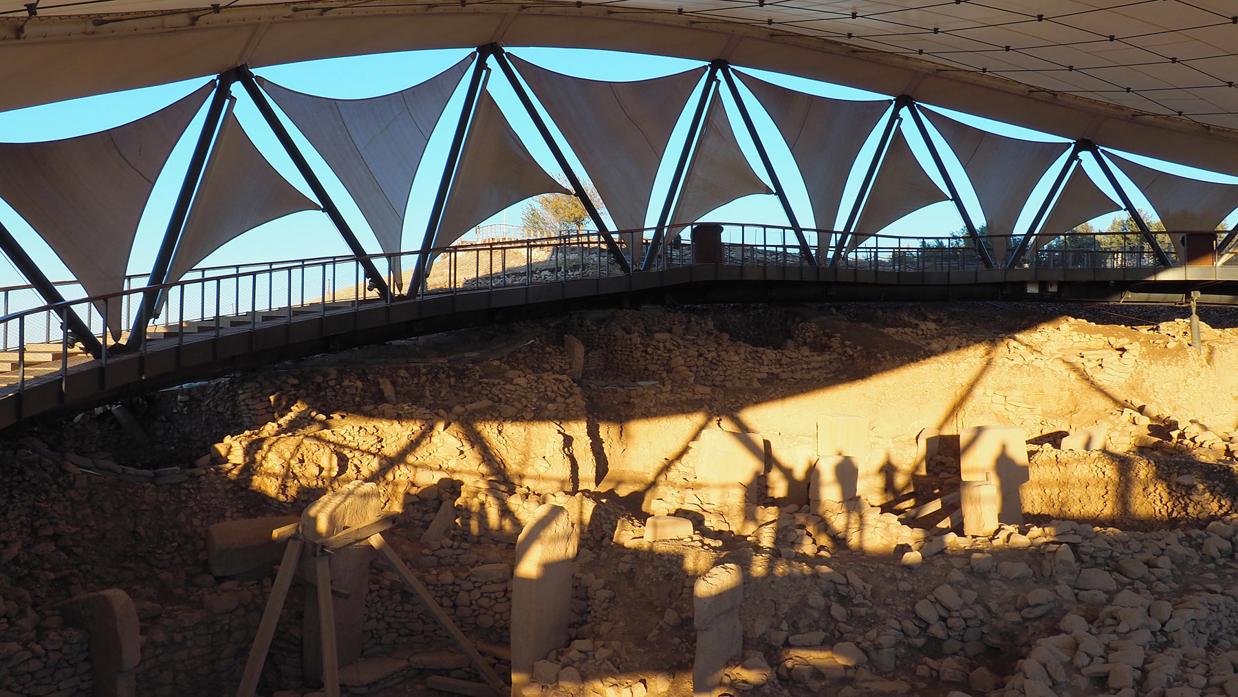 Veduta interna della tensostruttura sullÂ’area di scavo di GÃ¶bekli Tepe. Foto di Michela Bassanello
