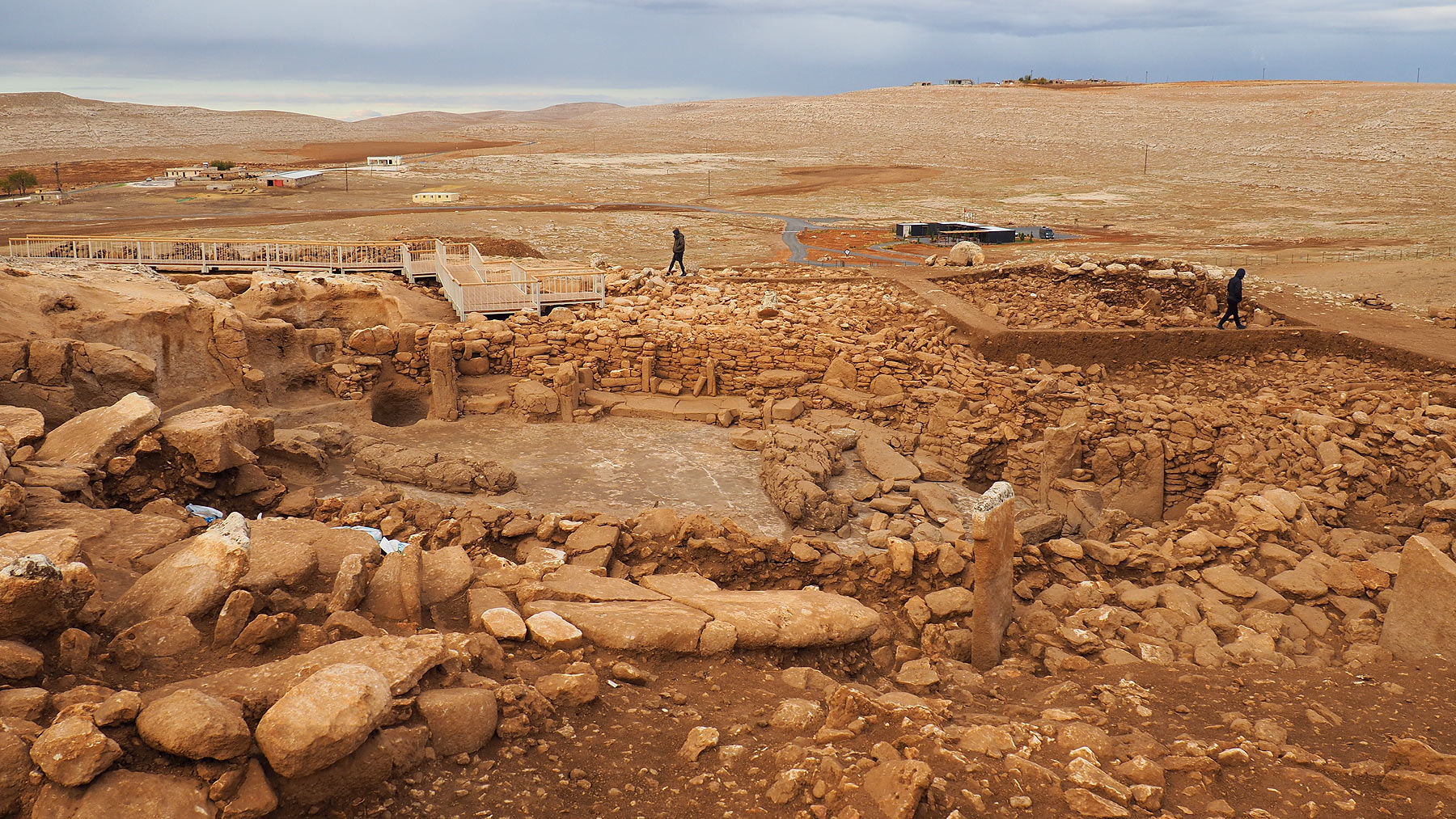 LÂ’ampia sala centrale di Karahan Tepe osservata da ovest. Foto di Michela Bassanello
