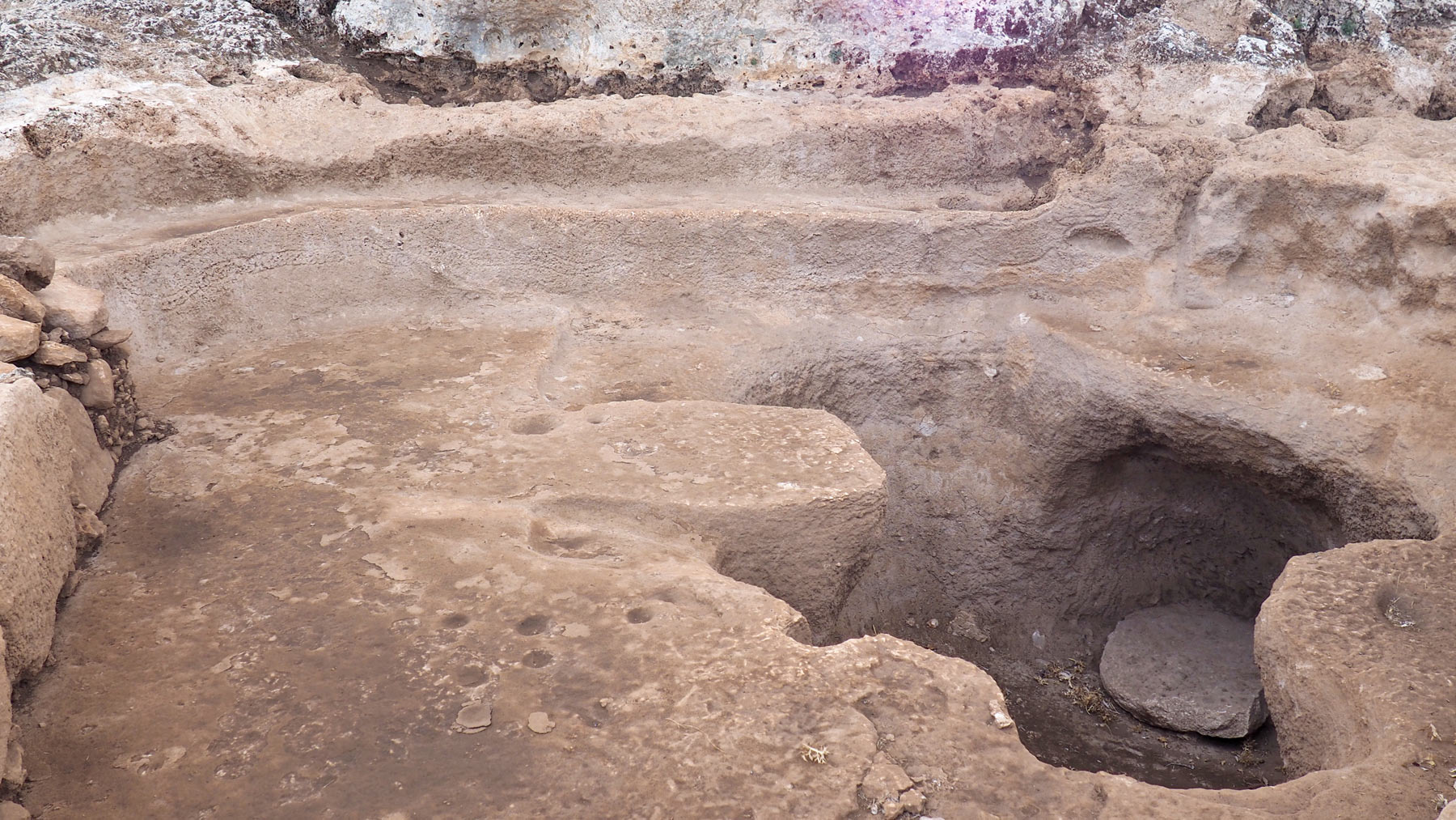 La seconda vasca di Karahan Tepe, probabilmente incompiuta, che reca sul bordo lÂ’incisione di una creatura ibrida metÃ  volpe e metÃ  serpente. Foto di Michela Bassanello
