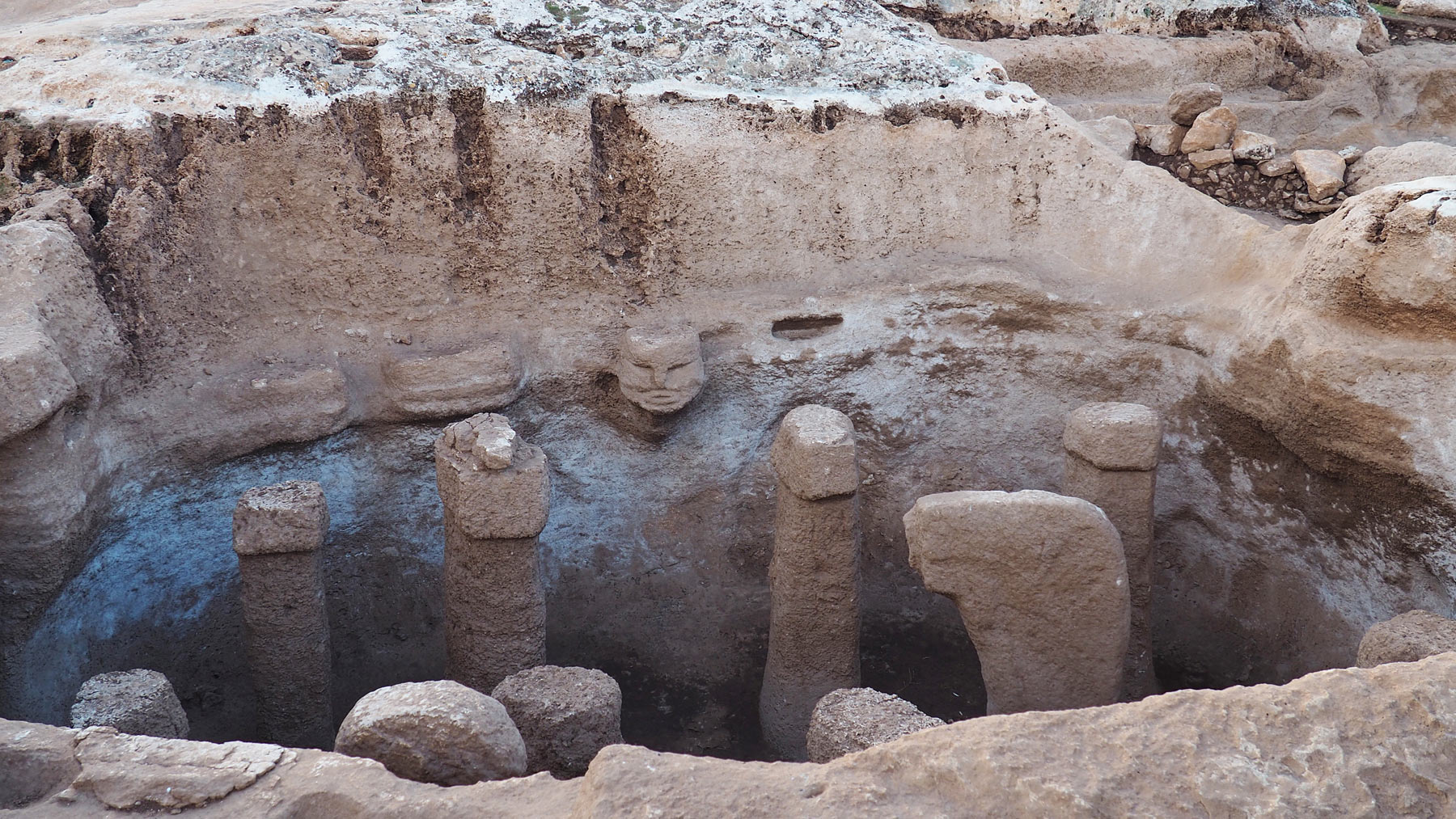 La prima vasca di Karahan Tepe con i totem fallici e la testa umana. Foto di Michela Bassanello
