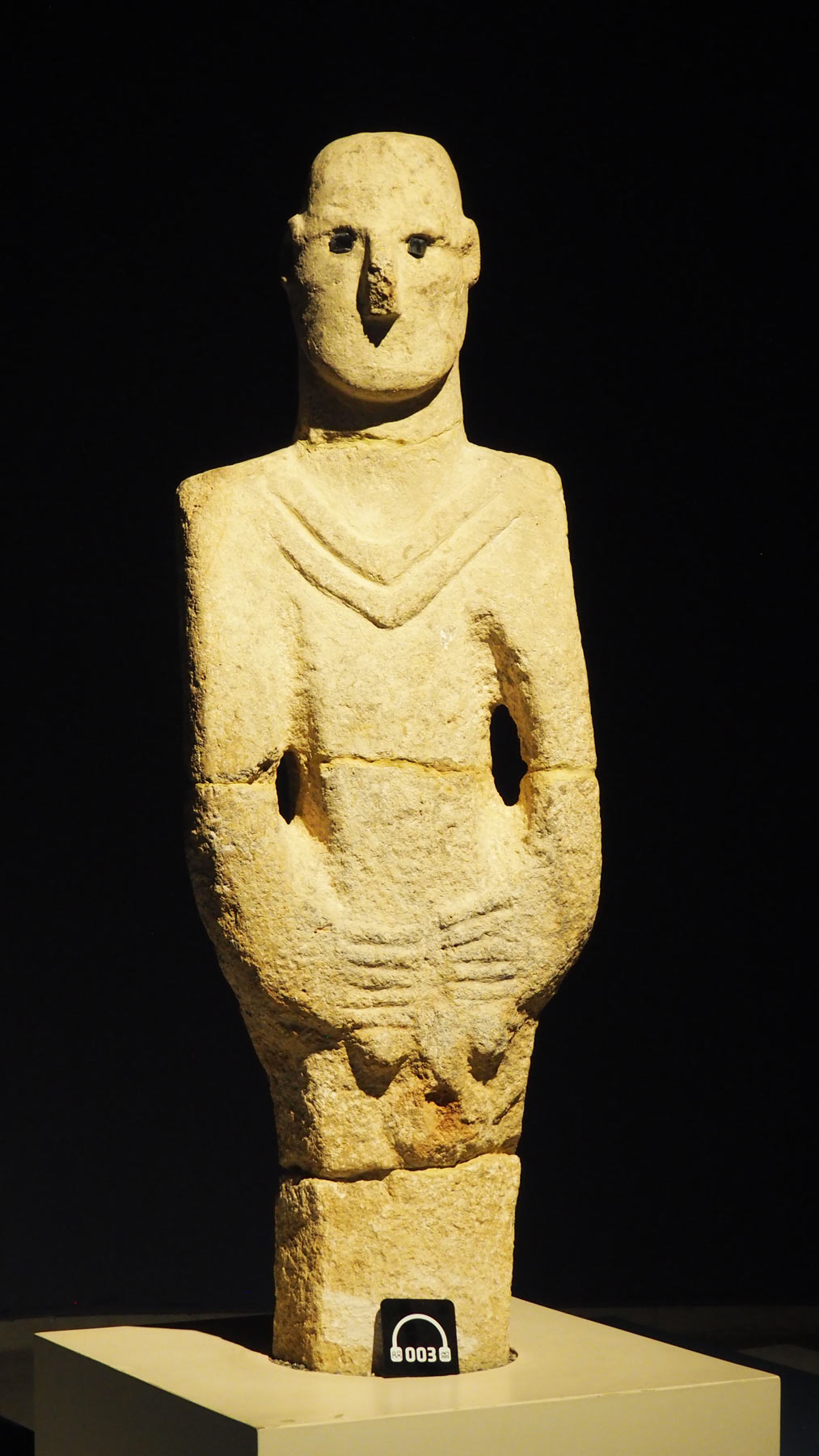LÂ’Uomo di Urfa (9.000 a.C.) conservato al Museo Archeologico di Şanlıurfa. Foto di Michela Bassanello
