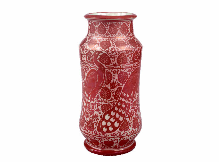 William De Morgan, Albarello con pavoni, eseguito per Cantagalli (1890 circa; ceramica a lustro, 32 cm; Collezione privata)
