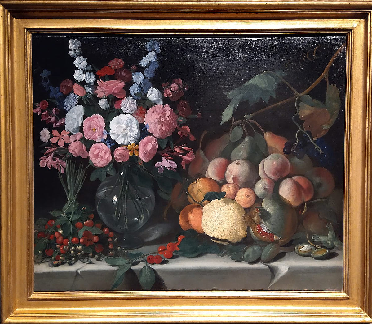 Giovan Battista Gavarotti (attribuito), Vaso di fiori, mazzo di fragole di bosco, pesche, pere, tralcio d'uva e altri frutti su piano di pietra (1640-1650 circa; olio su tela, 65 x 78 cm; Collezione privata)
