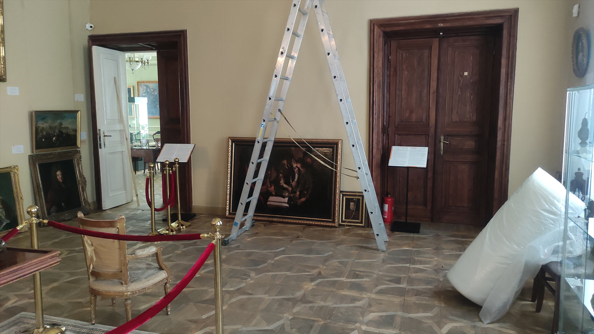 Preparativi per la messa in sicurezza delle opere. Sul fondo si vede il dipinto di Georges de la Tour
