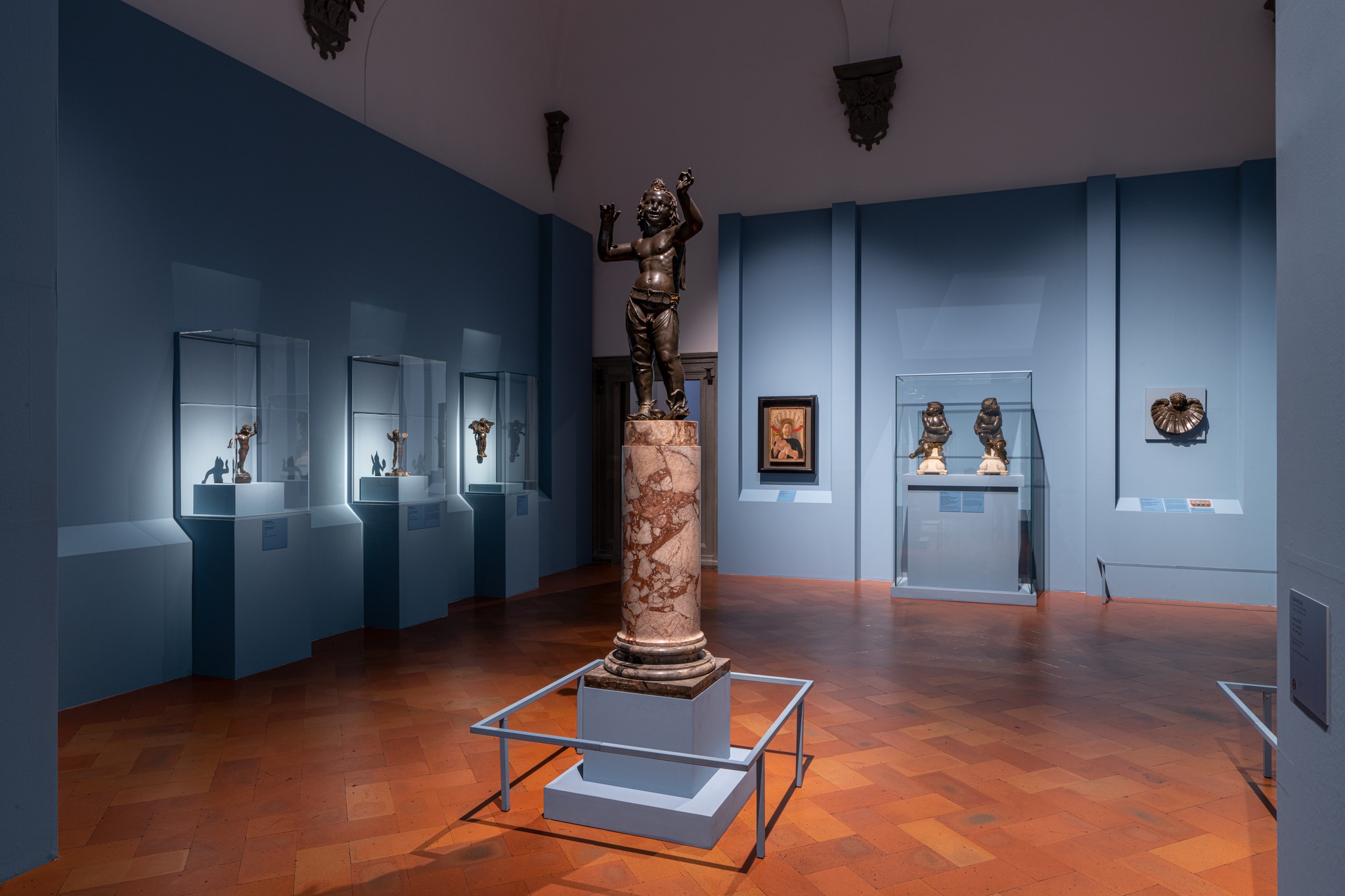 Sala della mostra Donatello. Il Rinascimento. Foto di Ela Bialkowska - OKNO Studio
 Sala della mostra Donatello. Il Rinascimento. Foto di Ela Bialkowska - OKNO Studio