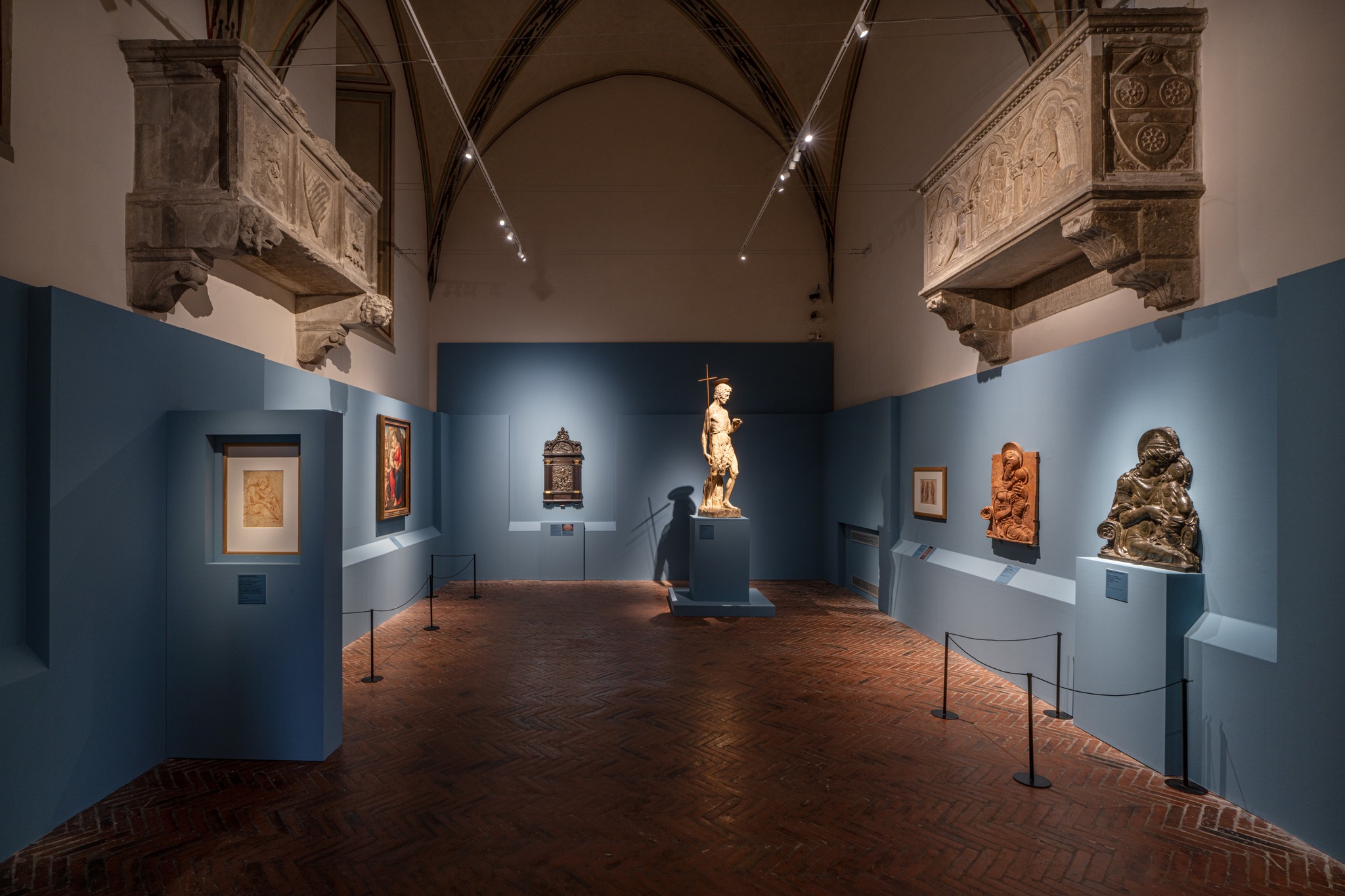 Sala della mostra Donatello. Il Rinascimento. Foto di Ela Bialkowska - OKNO Studio
 Sala della mostra Donatello. Il Rinascimento. Foto di Ela Bialkowska - OKNO Studio