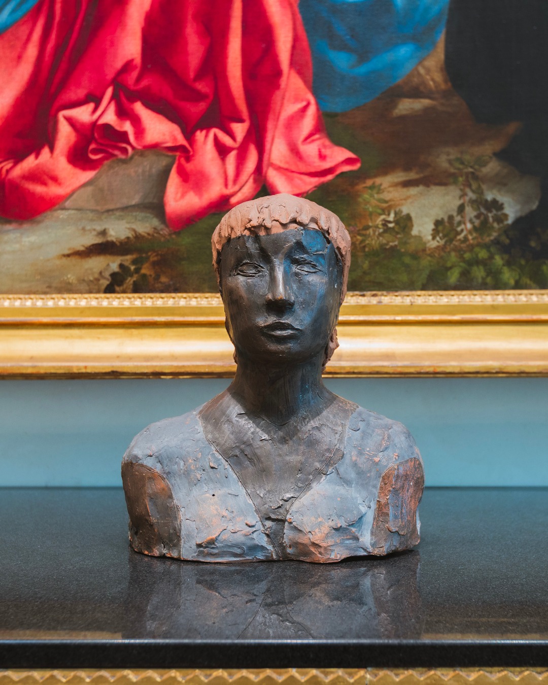 Lucio Fontana, Testa di ragazza (1931; terracotta colorata a freddo su fondo naturale e graffita, 38 x 32 x 15,5 cm; Milano, Fondazione Lucio Fontana)
