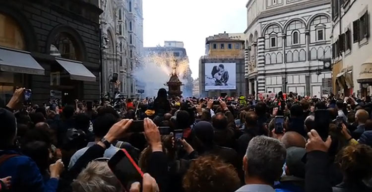 Folla allo scoppio del carro 2022 a Firenze. Foto di Daniela Natali
