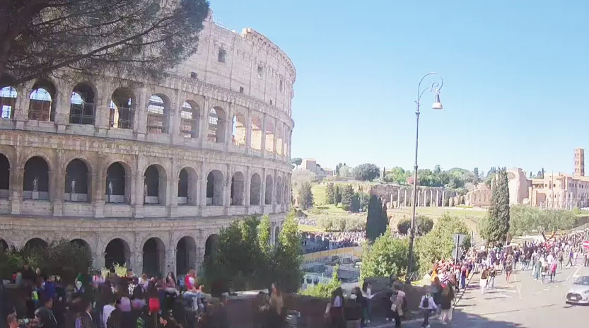 Roma, turisti al Colosseo la mattina di Pasquetta 2022. Immagine Skyline Webcams
