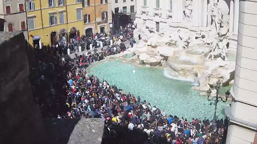 Roma, turisti alla Fontana di Trevi la mattina di Pasquetta 2022. Immagine Skyline Webcams
