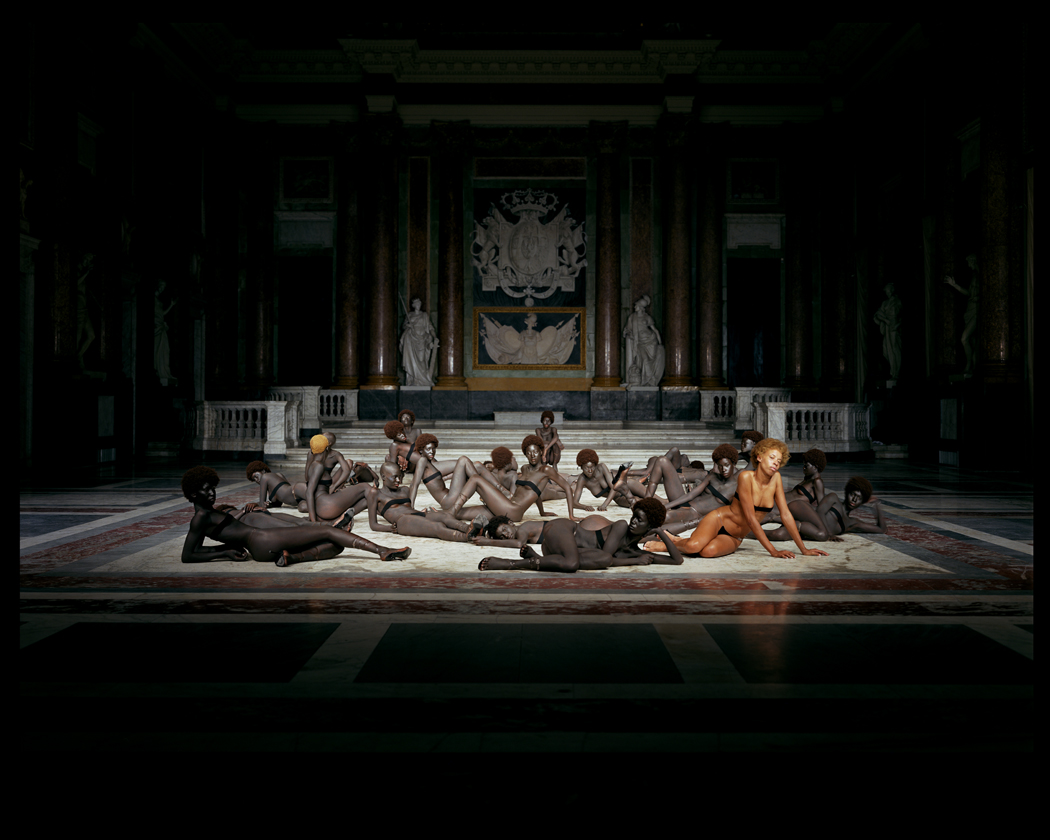 Vanessa Beecroft, VB48 (performance a Palazzo Ducale, Genova, 2001; stampa digitale)
