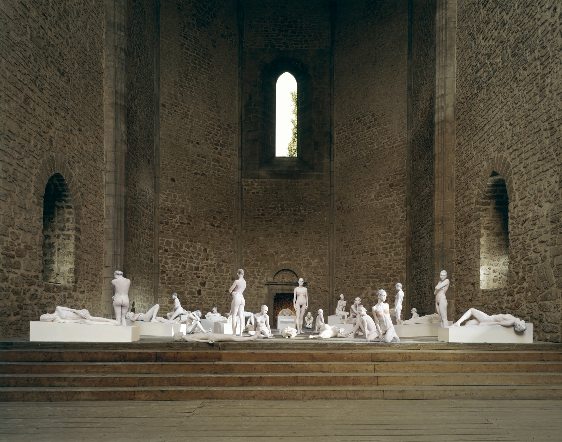 Vanessa Beecroft, VB62 (performance in Santa Maria dello Spasimo, Palermo, 2008; stampa digitale)
