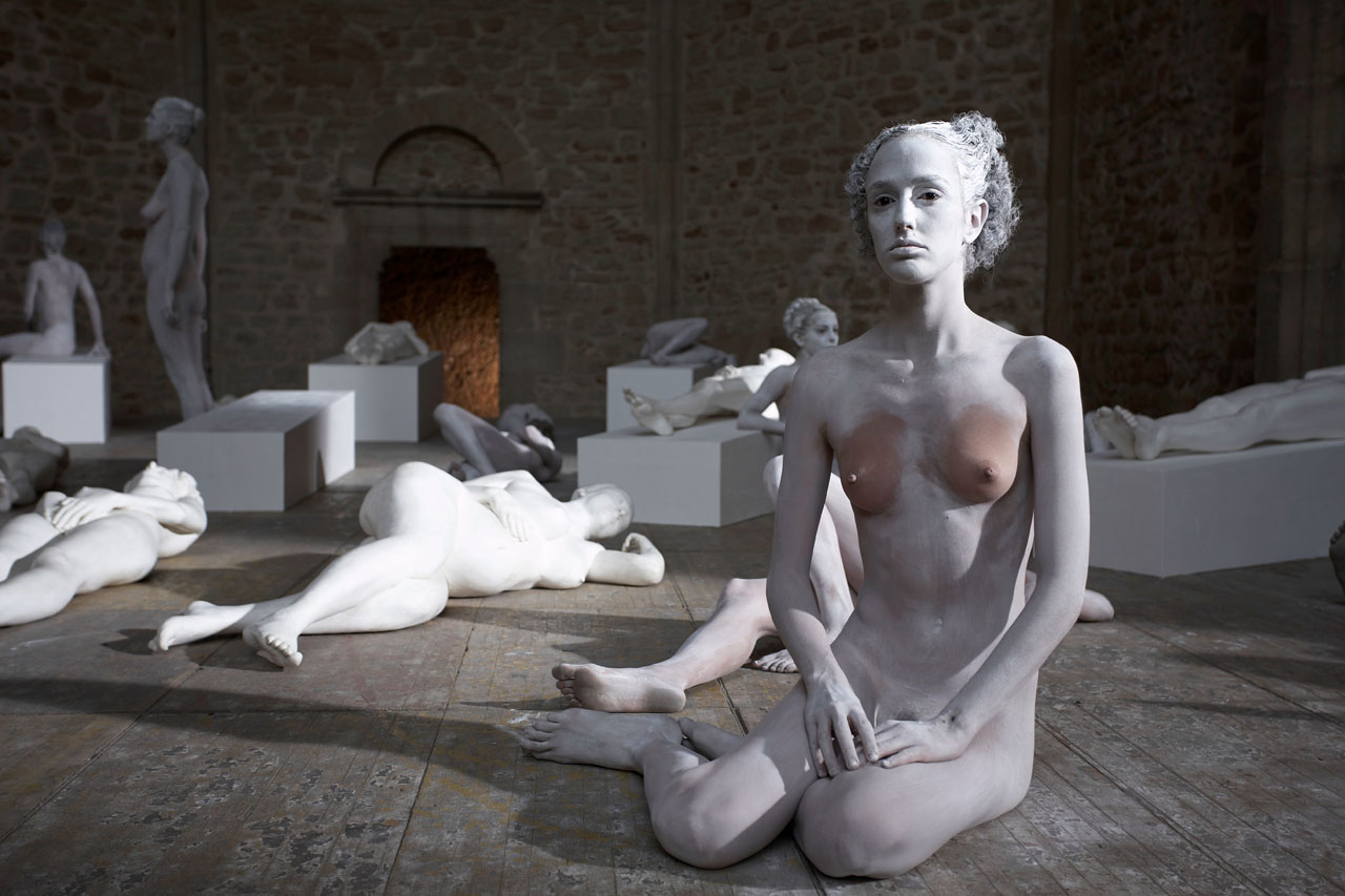 Vanessa Beecroft, VB62 (performance in Santa Maria dello Spasimo, Palermo, 2008; stampa digitale)
