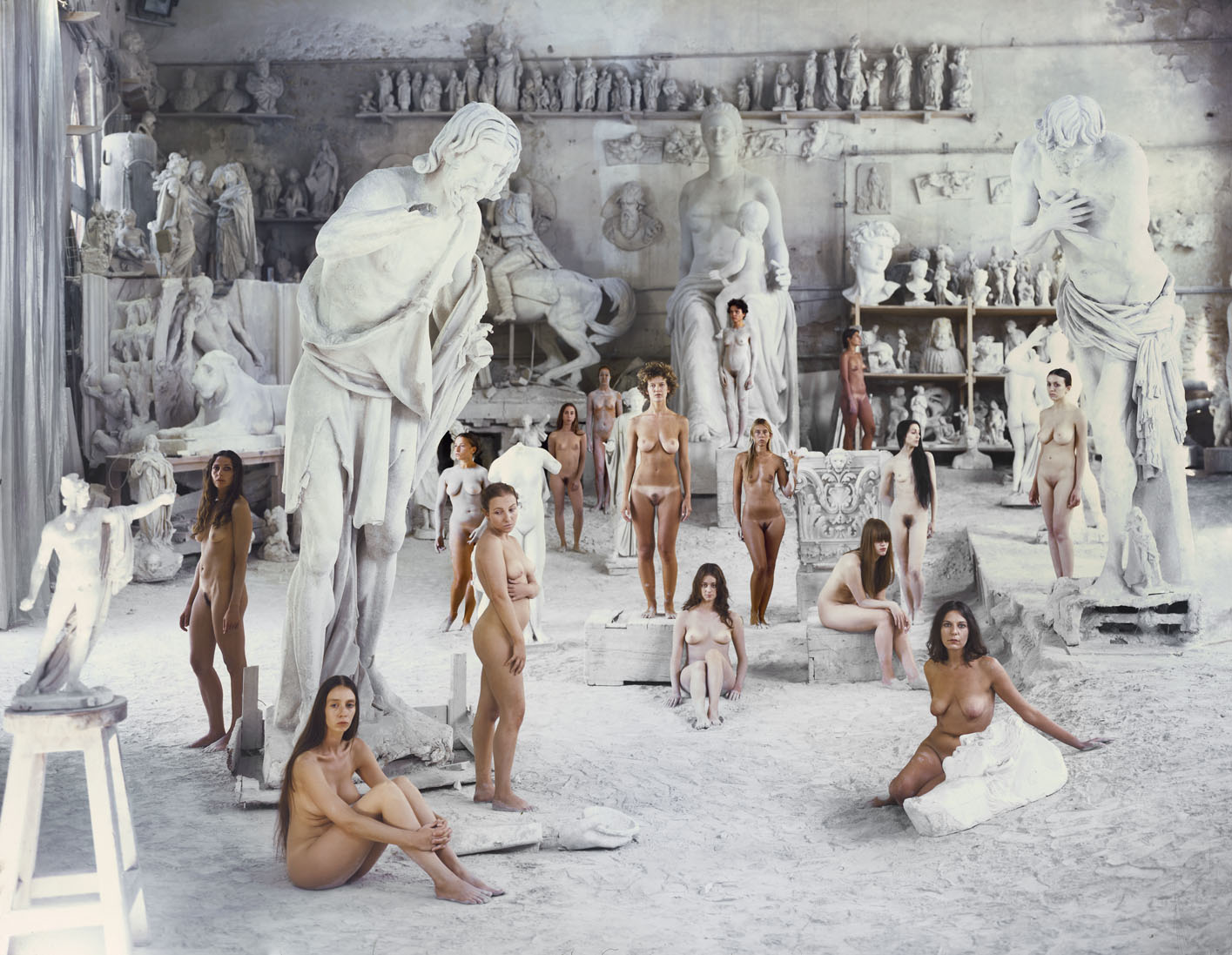 Vanessa Beecroft, VB67 (performance agli Studi d'Arte Nicoli, Carrara, 2010; stampa digitale)
