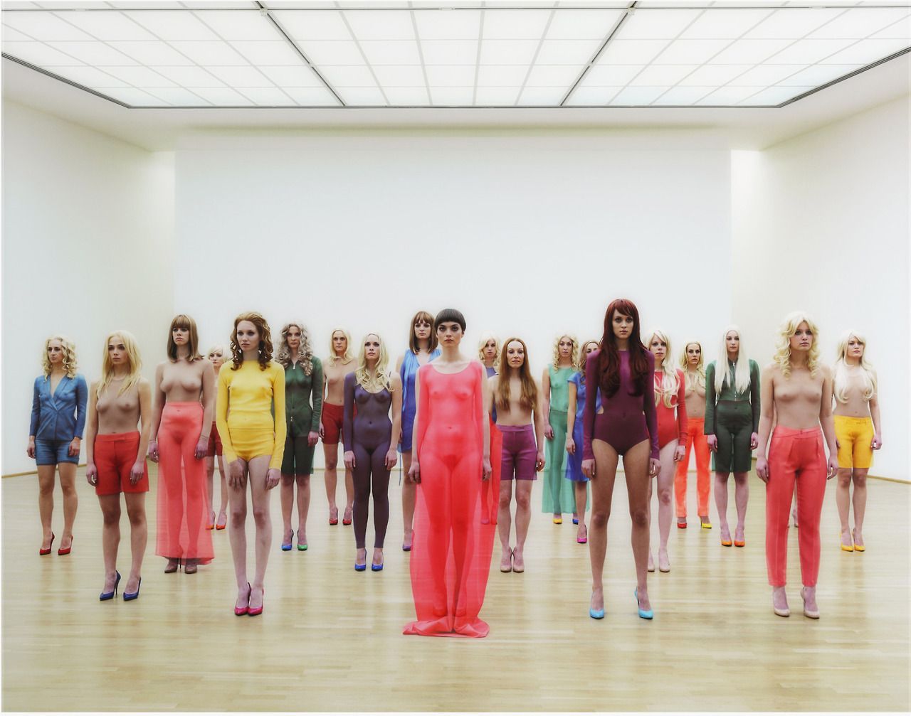 Vanessa Beecroft, VB68 (performance all’MMK - Museum für Moderne Kunst di Francoforte, 2011; stampa digitale)
