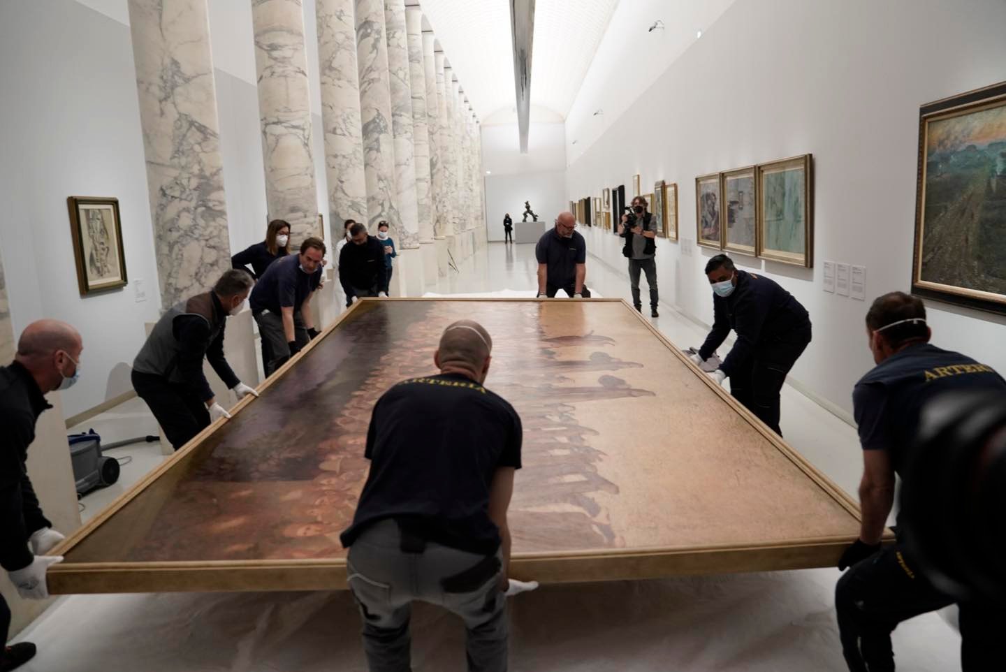 L'opera viene spostata dentro il Museo del Novecento di Milano. Foto di Elena Gnaccolini
 L'opera viene spostata dentro il Museo del Novecento di Milano. Foto di Elena Gnaccolini