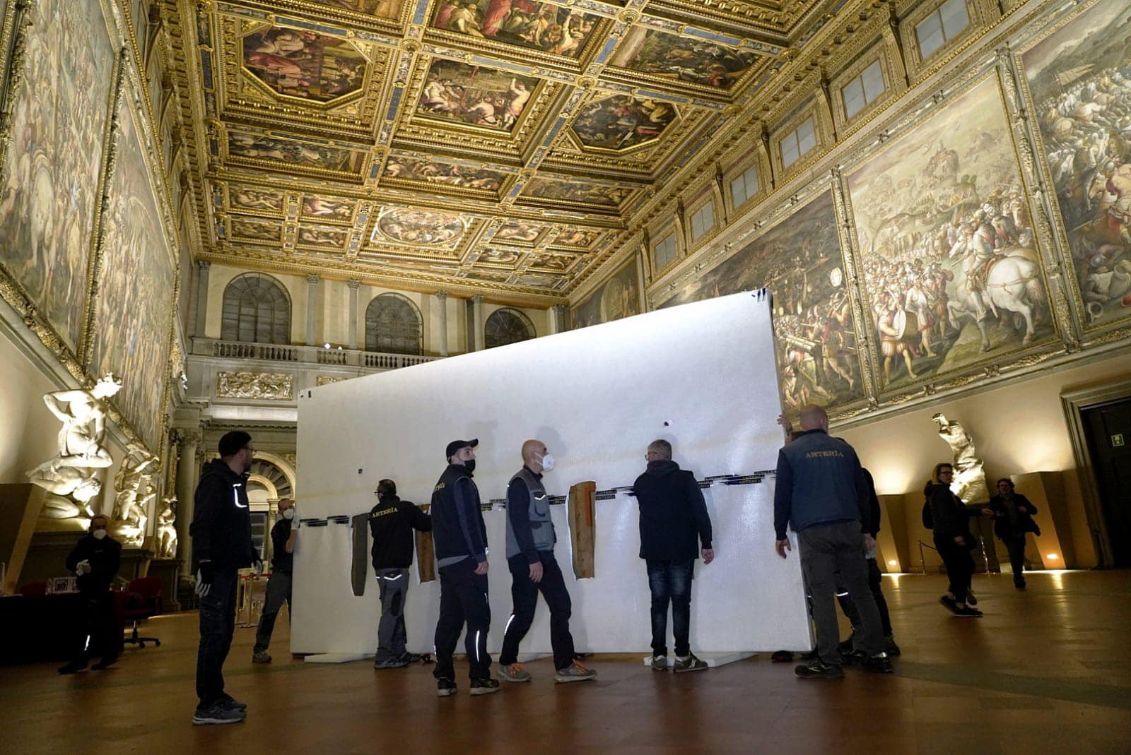 Il Quarto Stato arriva al Salone dei Cinquecento di Firenze. Foto di Dario Nardella
 Il Quarto Stato arriva al Salone dei Cinquecento di Firenze. Foto di Dario Nardella