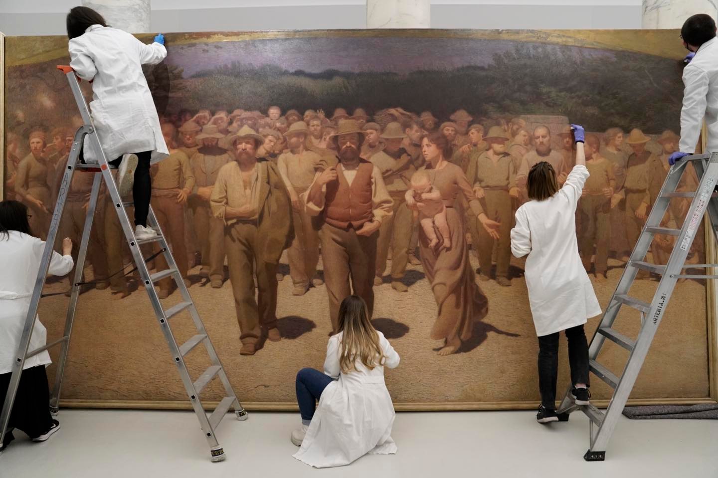 Controlli sul Quarto Stato di Pellizza da Volpedo prima del trasferimento da Milano. Foto di Elena Gnaccolini
 Controlli sul Quarto Stato di Pellizza da Volpedo prima del trasferimento da Milano. Foto di Elena Gnaccolini