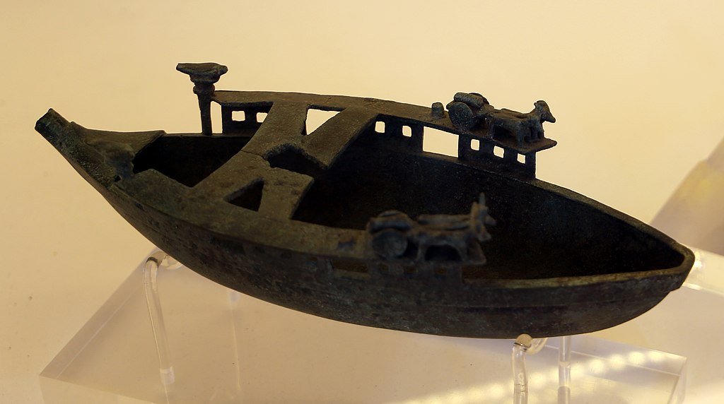 Museo Archeologico Nazionale, la navicella nuragica. Foto di Francesco Bini
