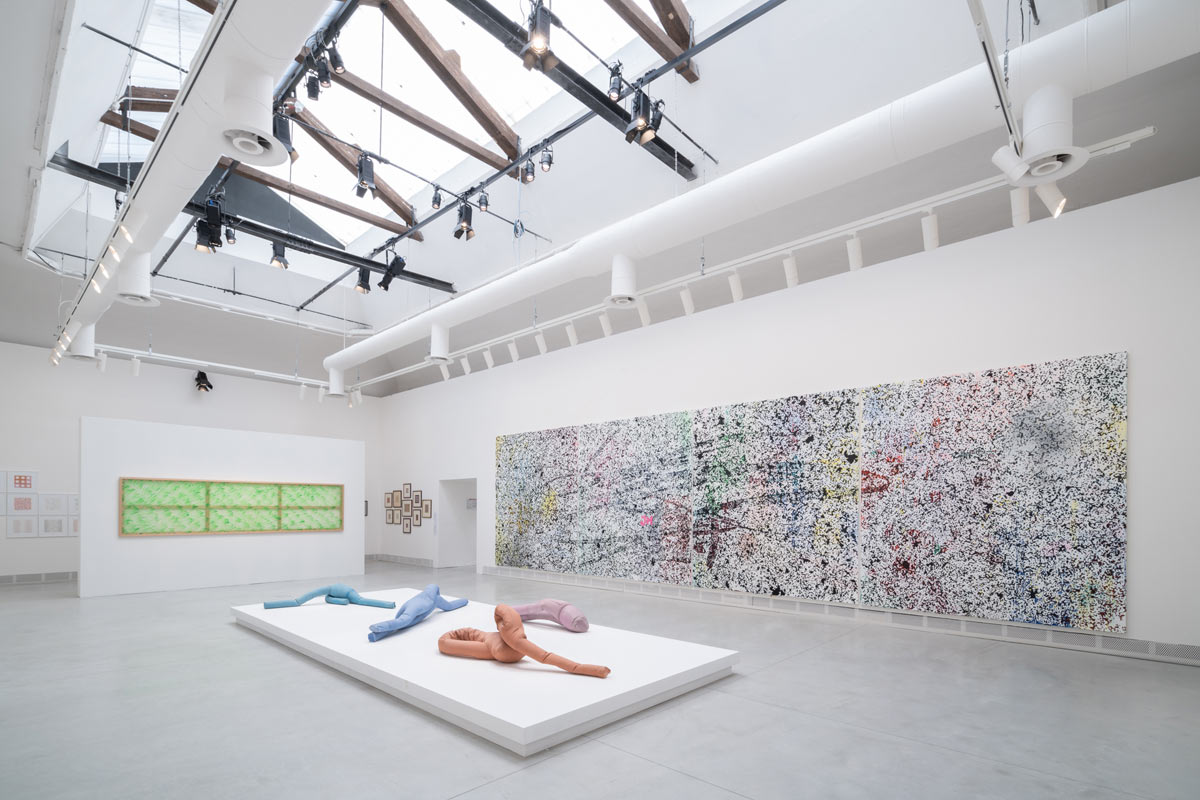 Sala della mostra Il latte dei sogni, Biennale di Venezia 2022. Foto di Marco Cappelletti
