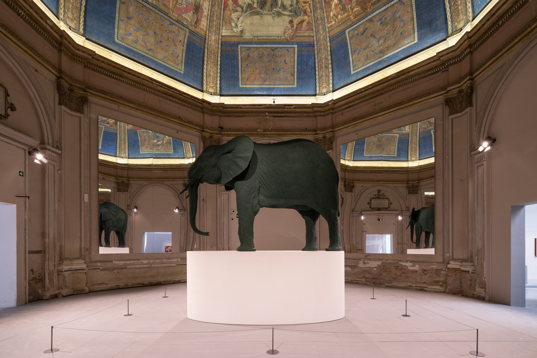 Katharina Fritsch, Elefant (1987; poliestere, legno, pittura, 420 x 160 x 380 cm). Foto di Marco Cappelletti
