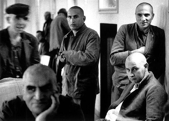 Gianni Berengo Gardin, Istituto psichiatrico, Colorno, Parma, 1968. © Gianni Berengo Gardin / Su gentile concessione di Fondazione Forma per la Fotografia
 Gianni Berengo Gardin, Istituto psichiatrico, Colorno, Parma, 1968. © Gianni Berengo Gardin / Su gentile concessione di Fondazione Forma per la Fotografia