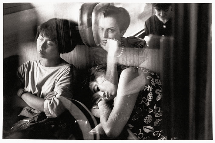 Gianni Berengo Gardin, Treno Roma-Milano, 1991. © Gianni Berengo Gardin / Su gentile concessione di Fondazione Forma per la Fotografia
 Gianni Berengo Gardin, Treno Roma-Milano, 1991. © Gianni Berengo Gardin / Su gentile concessione di Fondazione Forma per la Fotografia