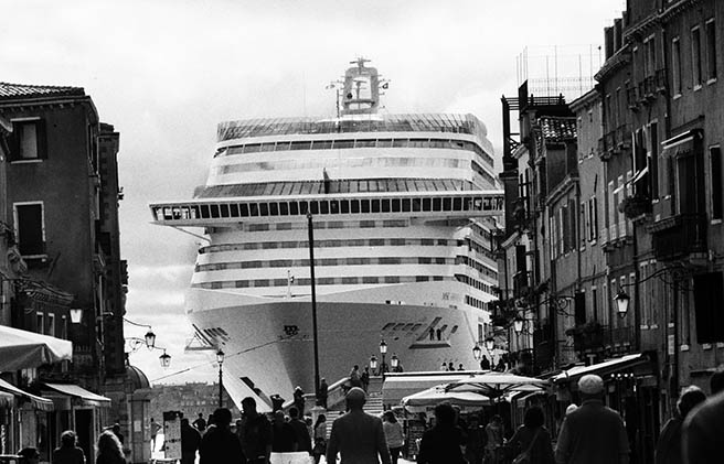 Gianni Berengo Gardin, Una grande nave in bacino San Marco, Venezia, 2013. © Gianni Berengo Gardin / Su gentile concessione di Fondazione Forma per la Fotografia
 Gianni Berengo Gardin, Una grande nave in bacino San Marco, Venezia, 2013. © Gianni Berengo Gardin / Su gentile concessione di Fondazione Forma per la Fotografia