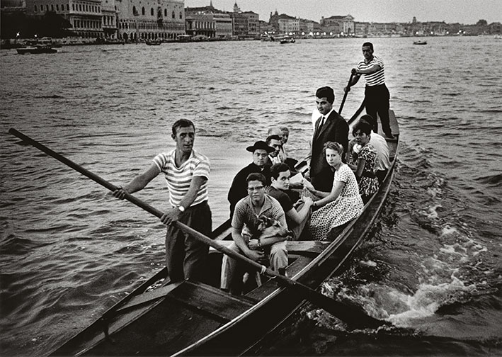 Gianni Berengo Gardin, Traghetto di Punta della Dogana, Venezia, 1960. © Gianni Berengo Gardin / Su gentile concessione di Fondazione Forma per la Fotografia
 Gianni Berengo Gardin, Traghetto di Punta della Dogana, Venezia, 1960. © Gianni Berengo Gardin / Su gentile concessione di Fondazione Forma per la Fotografia